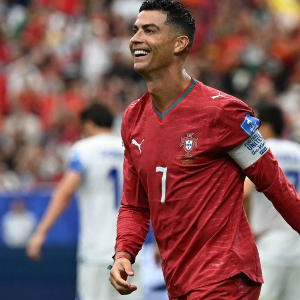 Se convirtió en el primer futbolista de la historia en marcar gol en seis ediciones distintas de la Copa del Mundo (2006, 2010, 2014, 2018, 2022 y 2026) y se consagró como el jugador de mayor edad en conseguir un doblete en la historia de los Mundiales, entre otros. FOTO: AFP