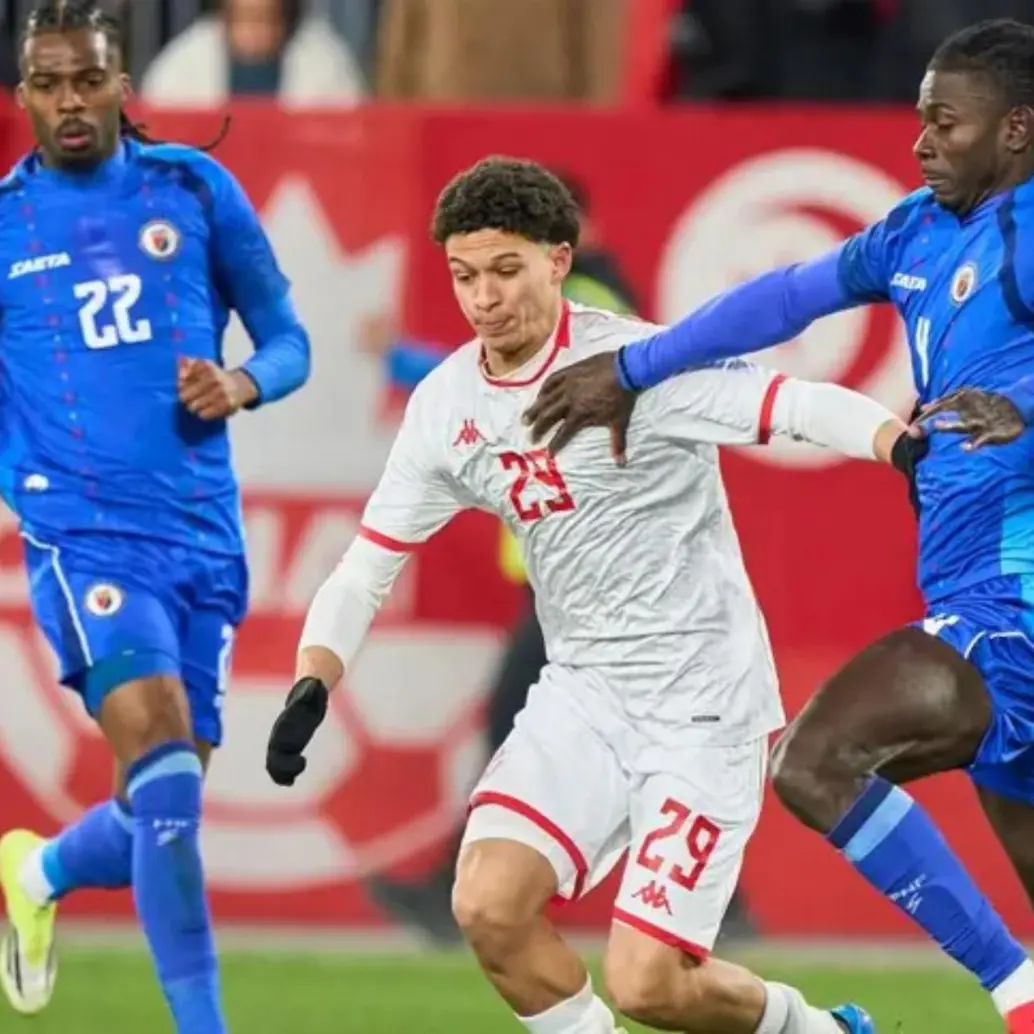 El seleccionador Lamouchi destapó la razón por la que el delantero Louey Ben Farhat no jugará el torneo: una llamada del padre del jugador negándose a que asistiera. Ese es el joven con la camiseta de Túnez FOTO: AFP