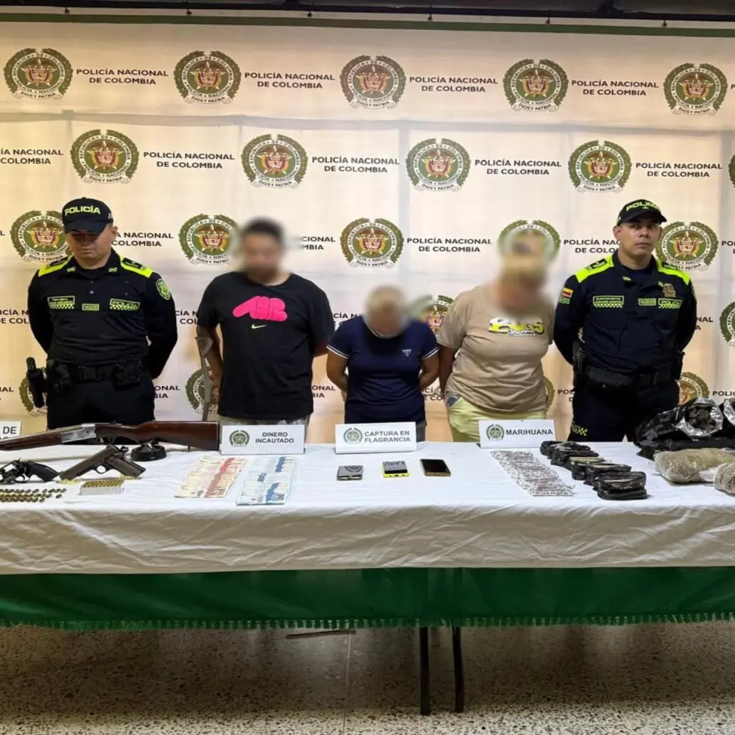 Unos de los detenidos durante las redadas policiales en Medellín. FOTO: Cortesía Meval.