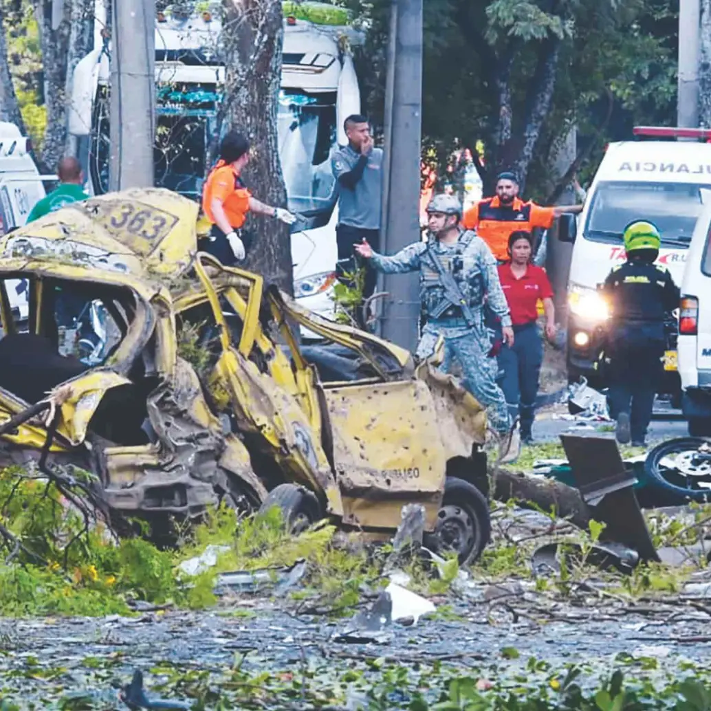El atentado con el camión bomba en el barrio La Base pudo ser peor, dado que otro camión que también había sido acondicionado con explosivos no detonó. El hecho ocurrió a plena luz del día. FOTO Xinhua