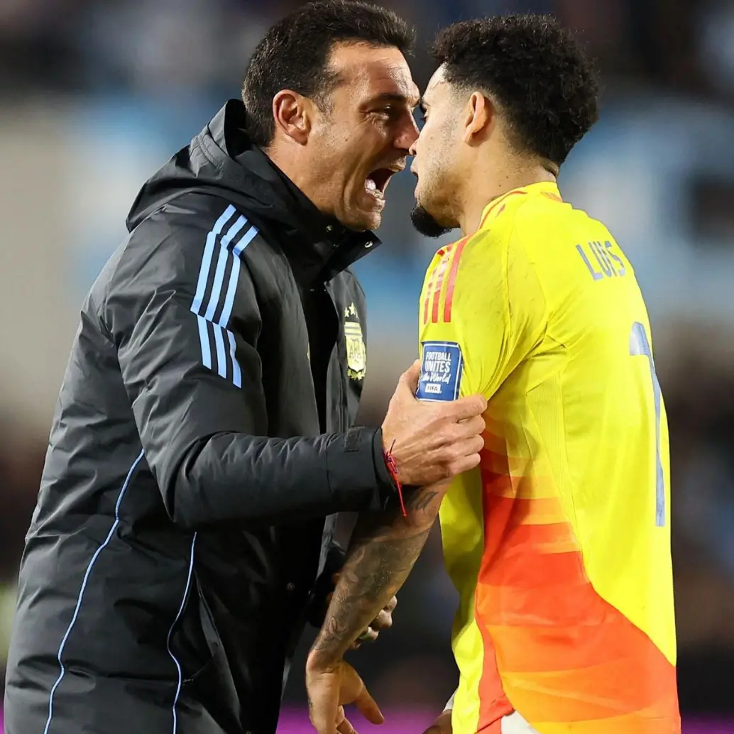 Lionel Scaloni y Luis Díaz tuvieron un cruce de palabras al momento en el que Argentino anotó el empate. Foto: AFP