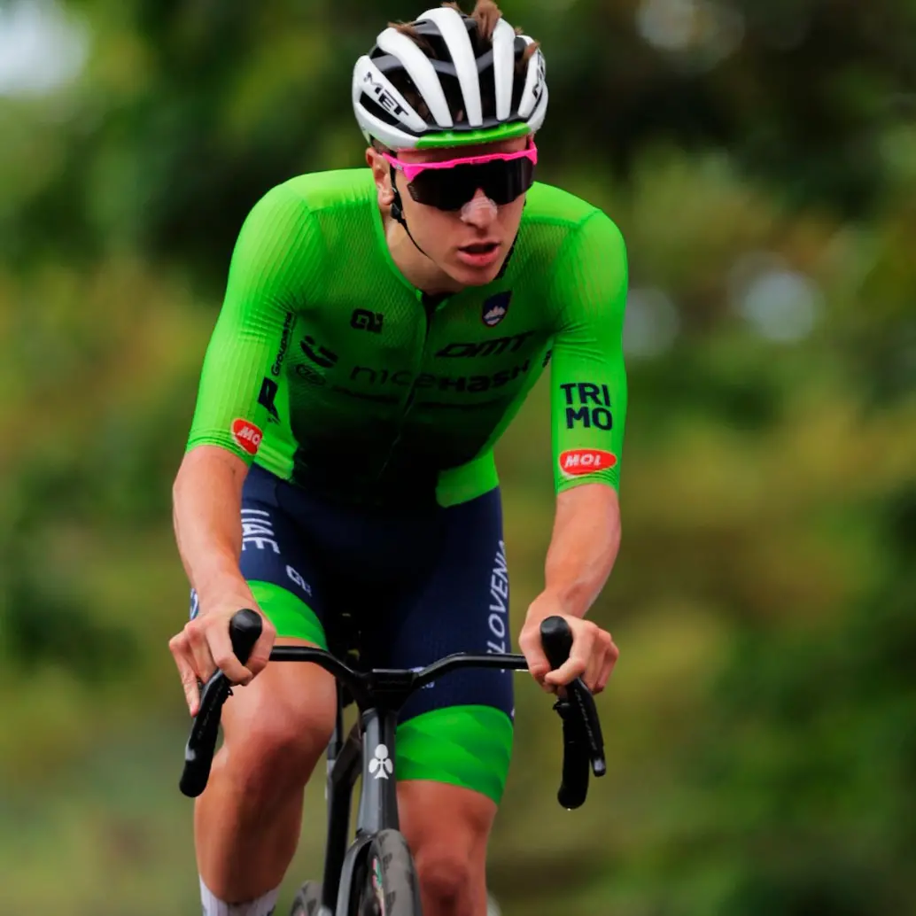 El ciclista esloveno Tadej Pogacar se impuso en la prueba de fondo del Mundial de Ciclismo que se realiza en Ruanda. FOTO: TOMADA DEL X DE @UCI_cycling