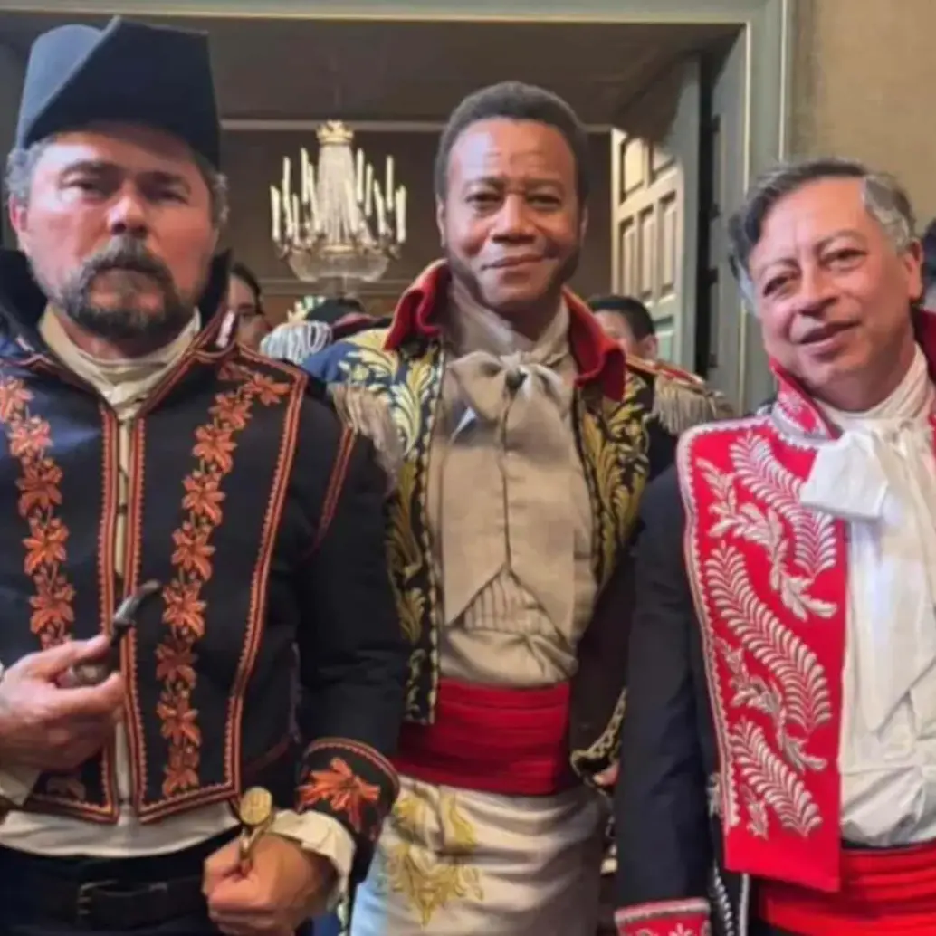 El presidente Gustavo Petro posa con trajes de la época de la independencia junto al cuestionado actor Cuba Gooding Jr. y el actor colombiano Luis Alfredo “Lucho” Velasco. Foto: Caracol Radio.