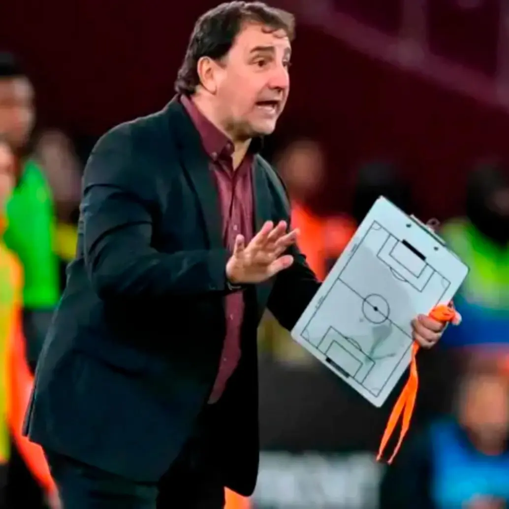 El entrenador de la Selección Colombia, Néstor Lorenzo, estará presente en el sorteo de la fase de grupos del torneo. Foto: Getty 