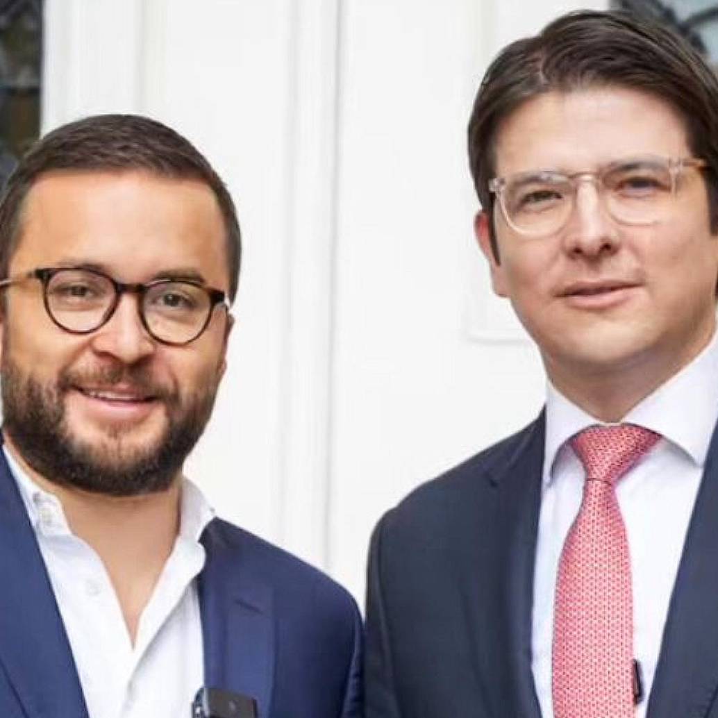 El concejal Andrés Barrios ayudó a evacuar a Miguel Uribe tras el atentado. “Fue un momento muy difícil, un acto criminal para matarlo”, dijo. FOTO Twitter @ABarriosBernal