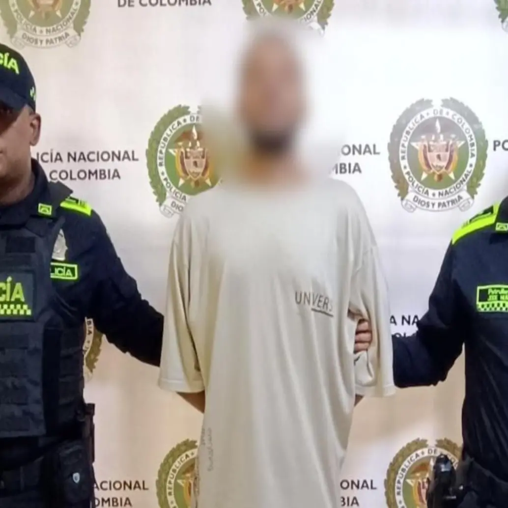 El hombre durante su captura por parte de miembros de la Policía. FOTO: Cortesía