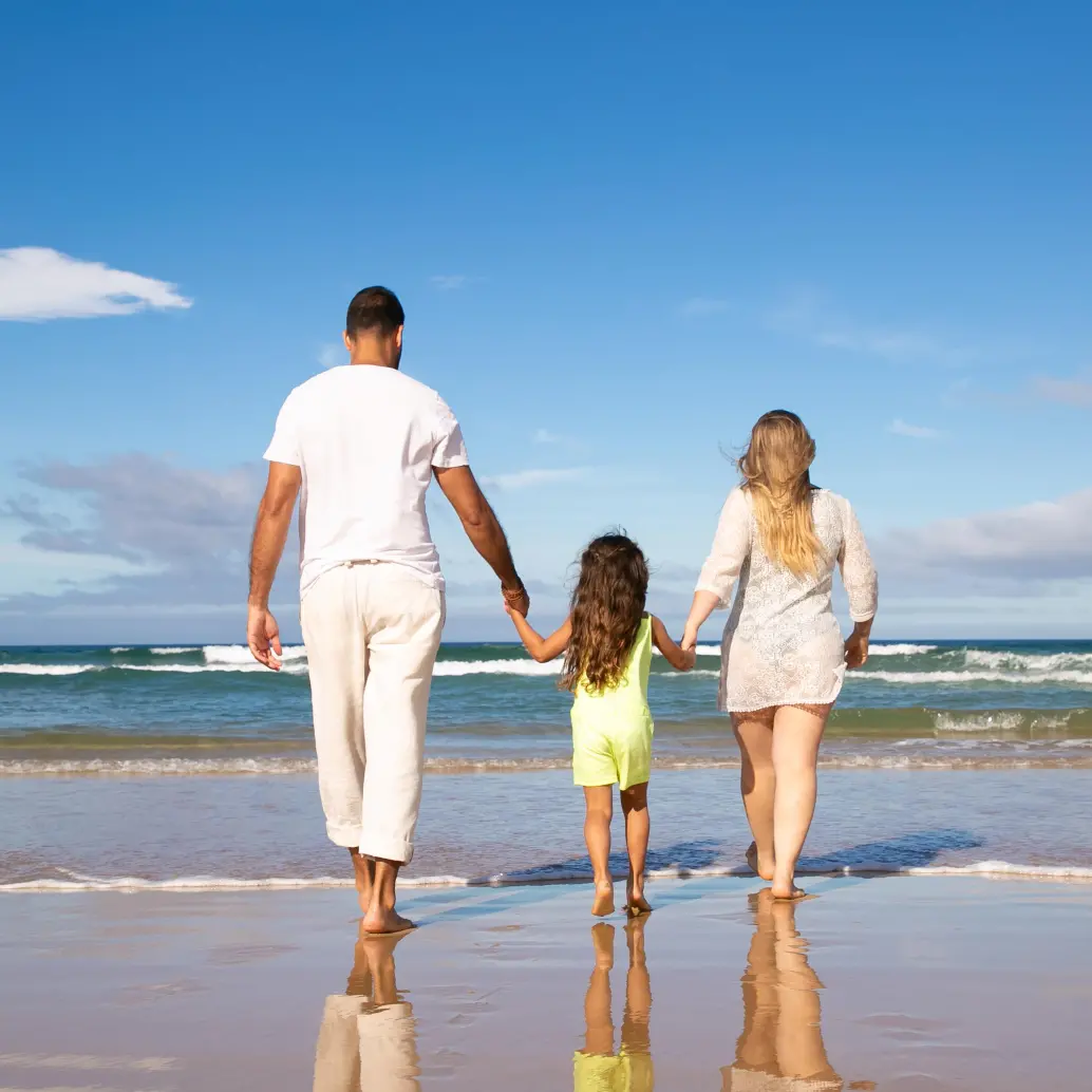 La playa suele ser uno de los destinos escogidos por muchas familias para vacacionar. Cortesía Freepik.