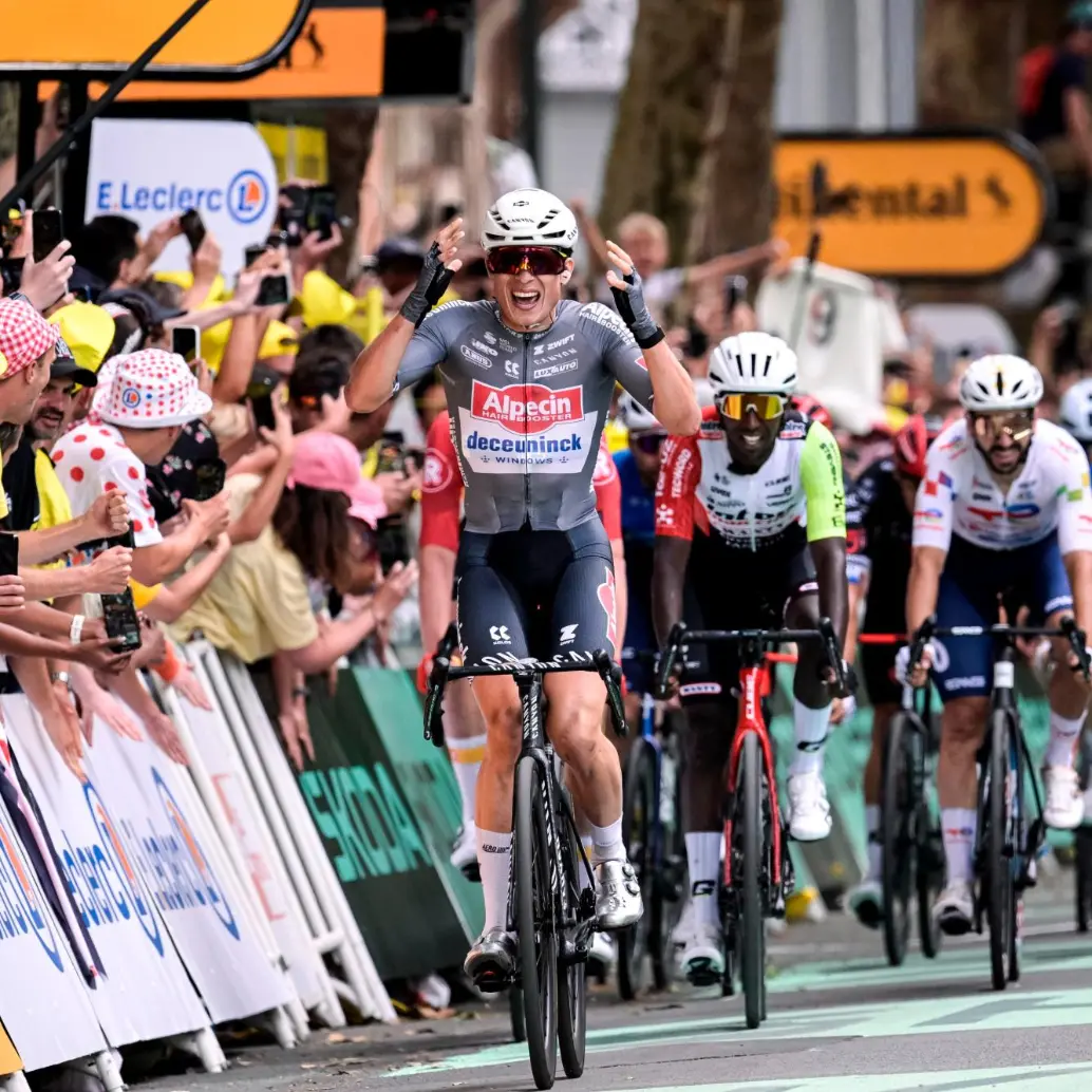 El ciclistas belga Jasper Philipsen, de 27 años, se msotró emocionado cuando cruzó la meta en la primera fracción del Tour 2025. Se vestirá de amarillo. FOTO: TOMADA DEL X DE @letour