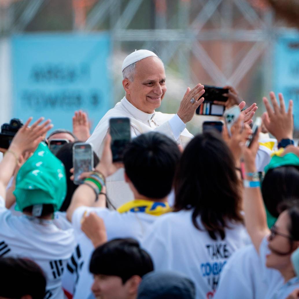 Un grupo de adolescentes en la Santa Misa presidida por el cardenal Pietro Parolin, en el día dos de las Novendiales por Francisco<b><span class="mln_uppercase_mln">. </span></b>FOTO<b><span class="mln_uppercase_mln"> GETTY</span></b>