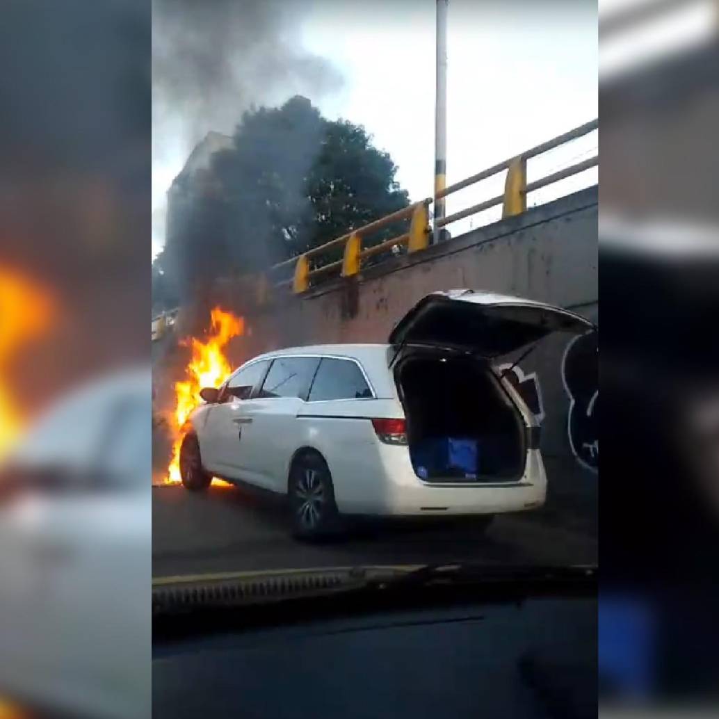 El vehículo incendiado iba saliendo del deprimido de Bulerías en dirección hacia el centro de la ciudad. FOTO: IMAGEN TOMADA DE VIDEO