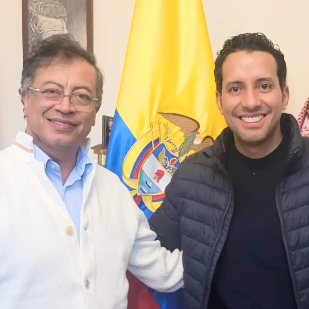 López (derecha) se reunió esta semana con el presidente Petro. Aseguró que durante la charla conversaron “sobre las prioridades de la próxima agenda legislativa”. FOTO: X @Julianlopezte