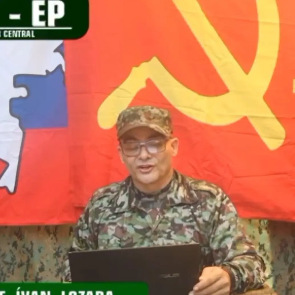 El comandante disidente Iván Mordisco grabó un nuevo video en una zona selvática del país. Foto: captura de video