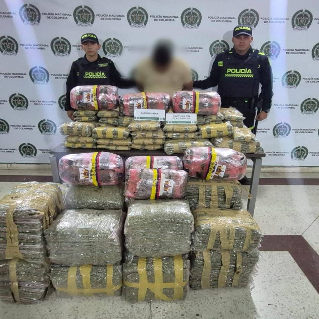 El hombre junto con la droga incautada por la Policía. FOTO: Cortesía