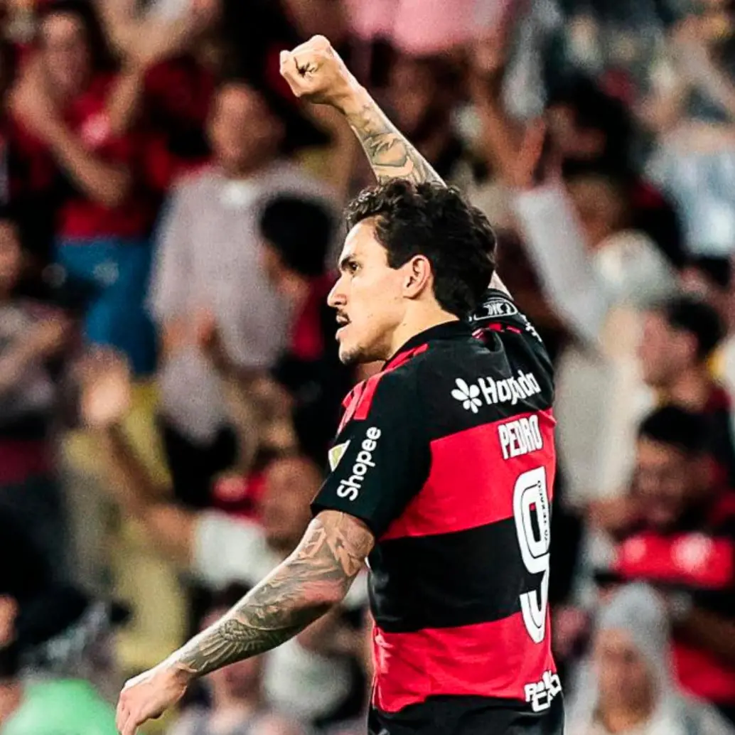 El delantero brasileño Pedro celebra, en el estadio Maracaná de Río de Janeiro, el gol que le marcó a Estudiantes de La Plata por Copa Libertadores. Foto: tomada del x de @Flamengo