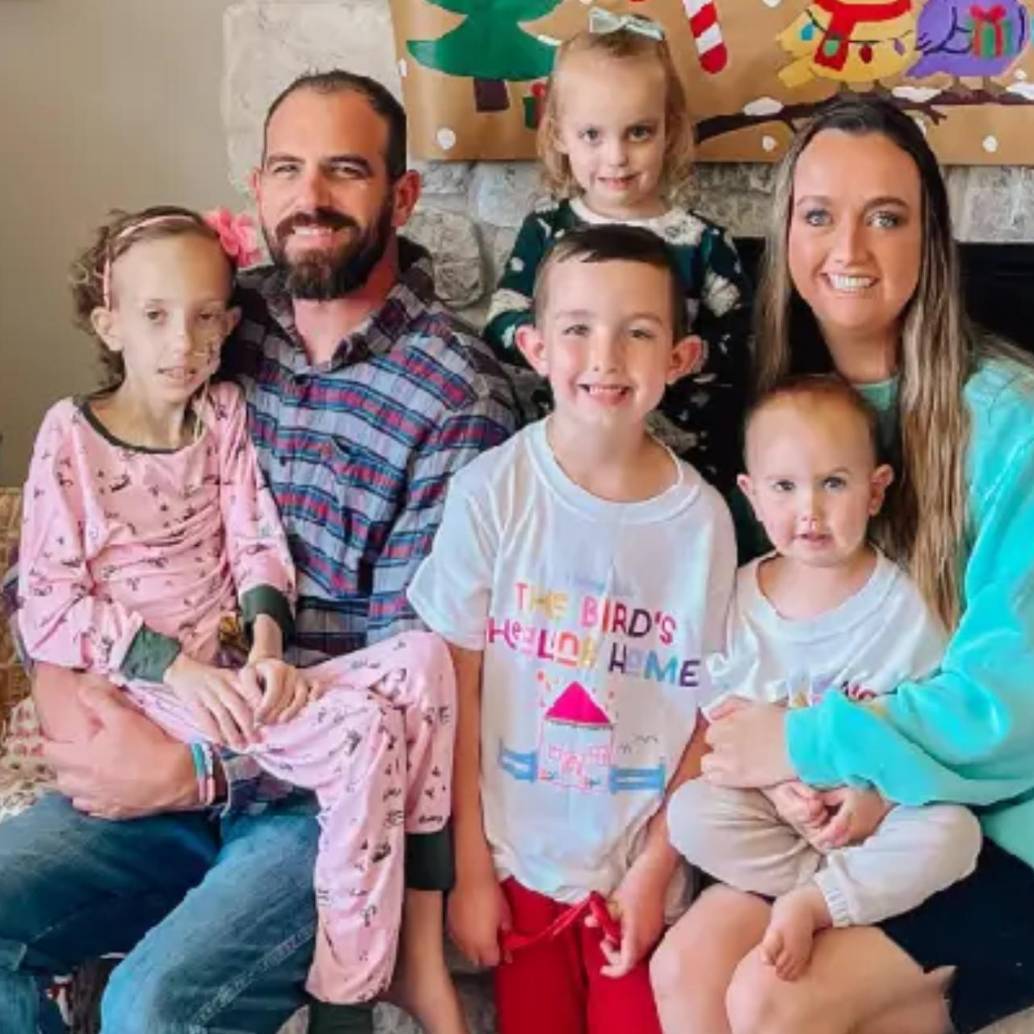 La familia Bird celebrando la Navidad junto con Brielle, una niña de 9 años con cáncer terminal, por lo que desde octubre transformaron su casa. FOTO: Tomada de redes sociales @briestrongerthancancer