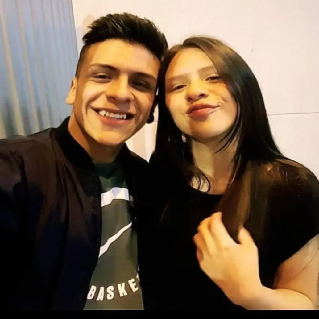 A la izquierda, Dylan Cruz Medina, joven asesinado por la Policía en 2019. A la derecha su hermana Mayerly. FOTO: imagen tomada de redes.