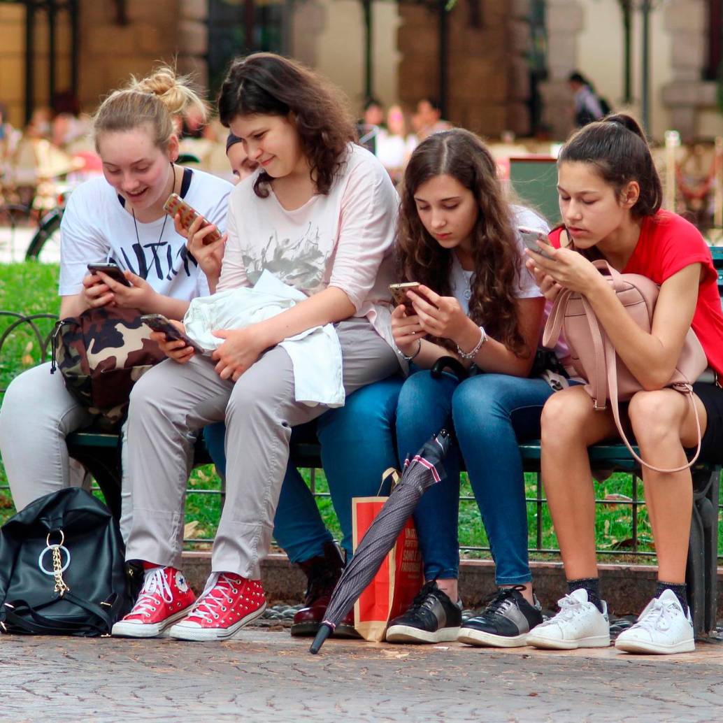 Expertos advierten que los algoritmos de redes sociales exponen a niños y adolescentes a contenidos adictivos y dañinos que afectan su bienestar emocional y salud mental. FOTO Pixabay