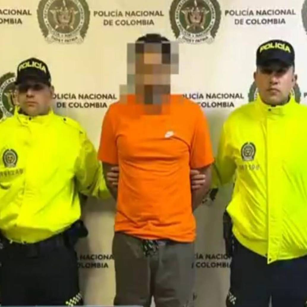 Alias “Amaury” durante su detención por agentes de la Policía en Medellín. FOTO: imgen tomada de redes.