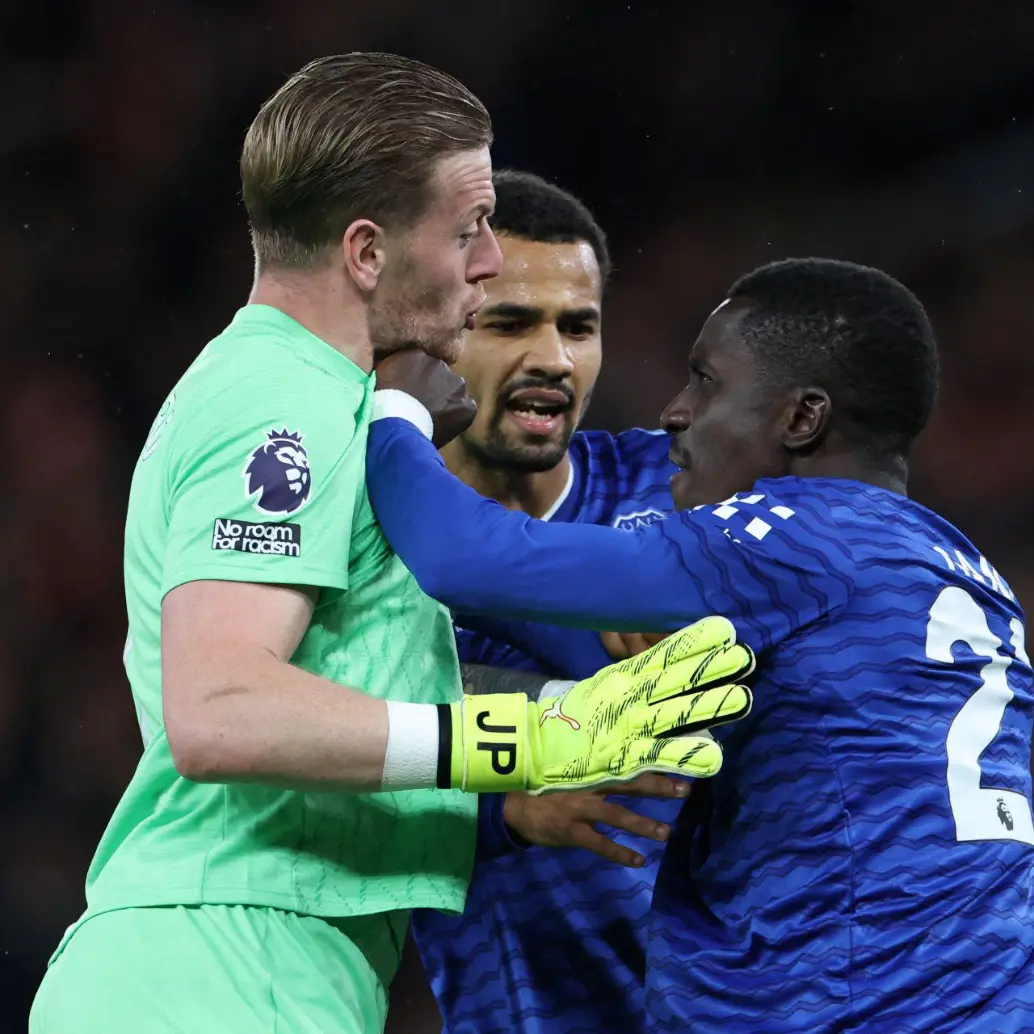 El arquero Jordan Pickford intentó frenar al senegalés Idrissa Gana Gueye, quien insistía en seguir peleando con su compañero. Foto: AFP
