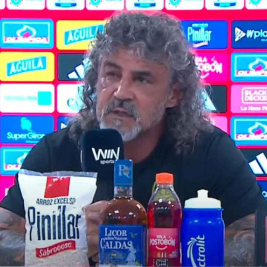Leonel Álvarez en la rueda de prensa destacó el trabajo de sus jugadores y se mostró molesto por el arbitraje y la ausencia del VAR en el segundo tiempo. Foto: Captura de video 