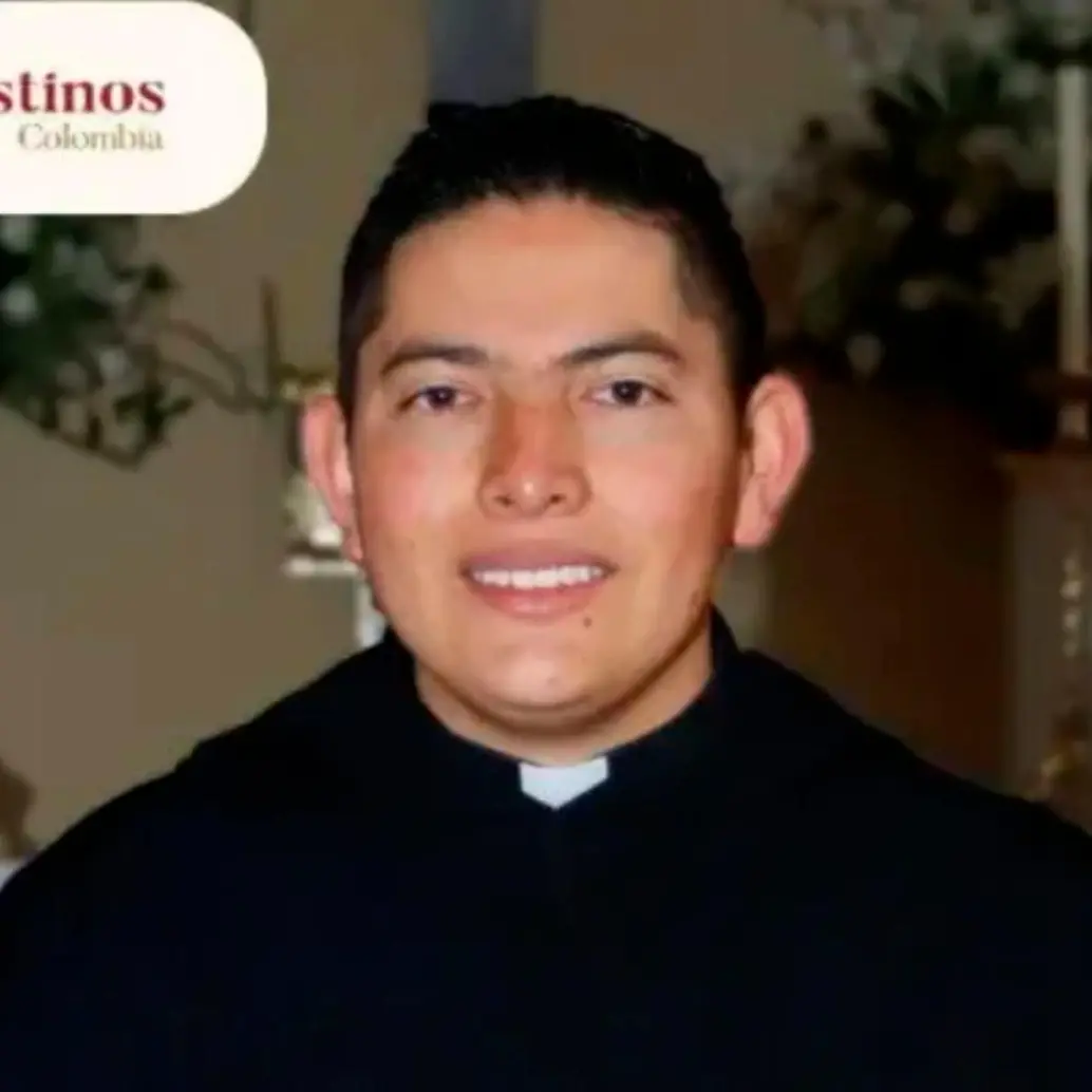 Él es el padre fray Carlos Saúl Jaimes, de 30 años. FOTO: Tomada de Facebook Agustinos Vocaciones de Colombia