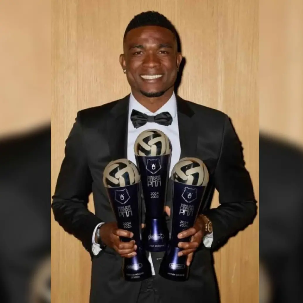 El delantero colombiano Jhon Córdoba celebra los tres premios que recibió en la noche de gala del fútbol de Rusia. FOTO TOMADA INSTAGRAM 