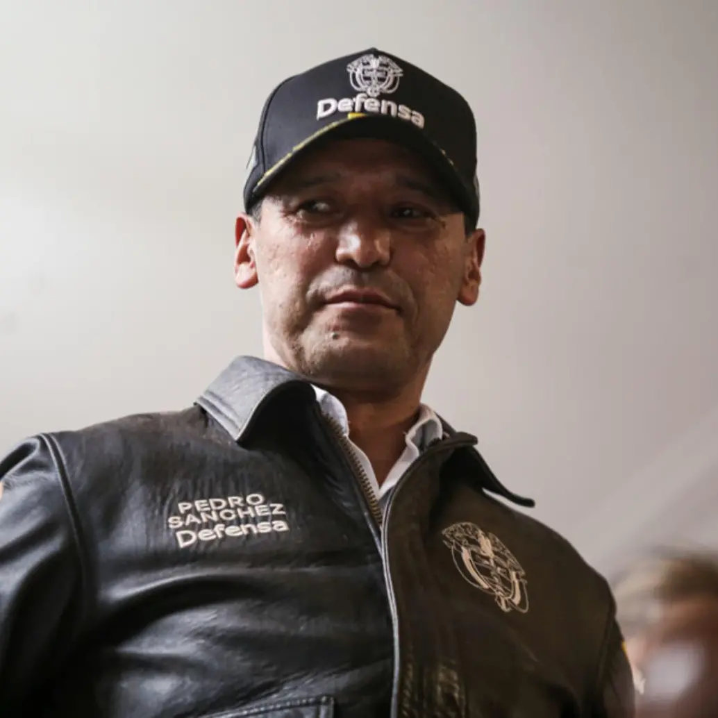 Pedro Sánchez llegó al ministerio de Defensa tras varios años en los que no se nombraba a alguien relacionado con el Ejército en esa cartera. Foto: Colprensa.