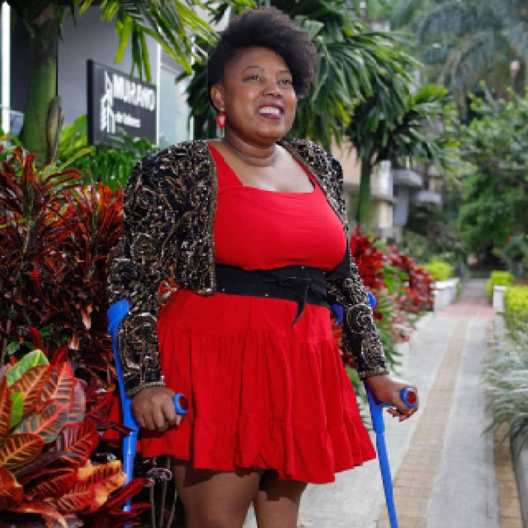 Chechy Murillo lidera talleres de macramé y crochet de la Fundación Moda y Flores. A través de este laboratorio creativo, la hoy Mujer Cafam 2026 promueve la salud mental y la autonomía económica de mujeres, cuidadores y personas con discapacidad. FOTO cortesía