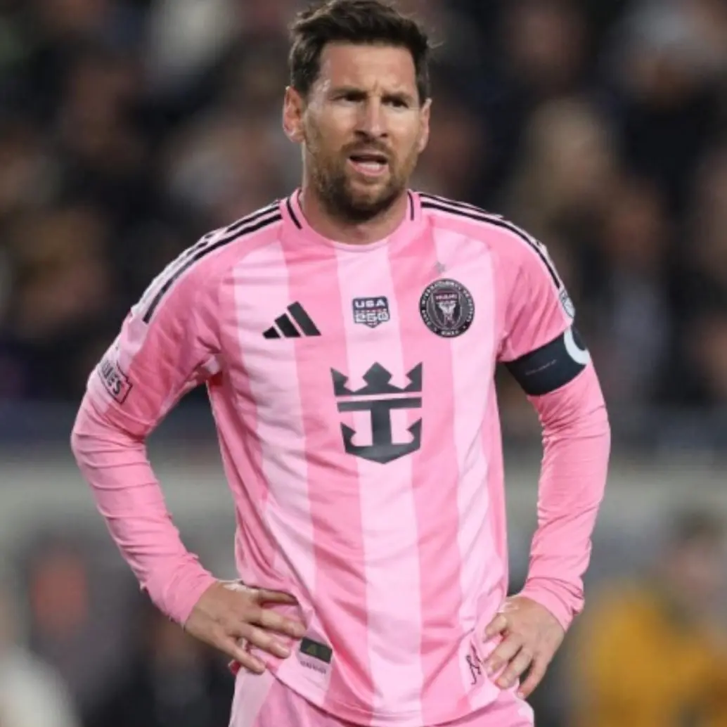 Incluso teniendo el mundo a sus pies, Leo Messi reconoce que le falta una herramienta clave. En una charla íntima, el 10 explica por qué el inglés y la educación son sus nuevos objetivos fuera de la cancha. FOTO: AFP