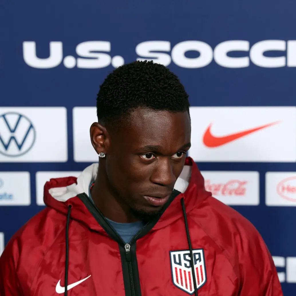 En una decisión exprés, la comisión de apelación de la FIFA rechazó el recurso belga para frenar la presencia del delantero Folarin Balogun, expulsado en la ronda anterior. FOTO: Getty