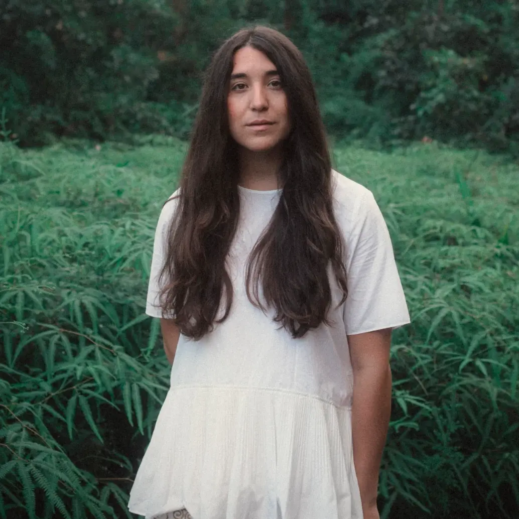 Andrea Cruz ha publicado tres discos <i>Tejido de Laurel</i> (2017), <i>Sentir no es del tiempo</i> (2020) y <i>Escritos elegidos de: Lo que no debió salir</i> (2021). Foto Cortesía.