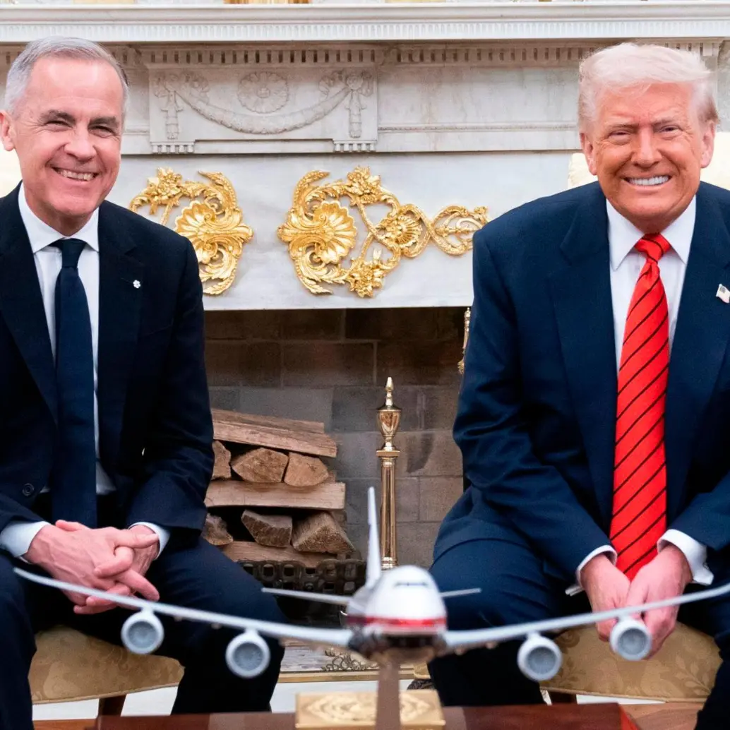 El primer ministro de Canadá, Mark Carney, junto al presidente de Estados Unidos, Donald Trump, en la Casa Blanca. FOTO: Tomada de X @MarkJCarney