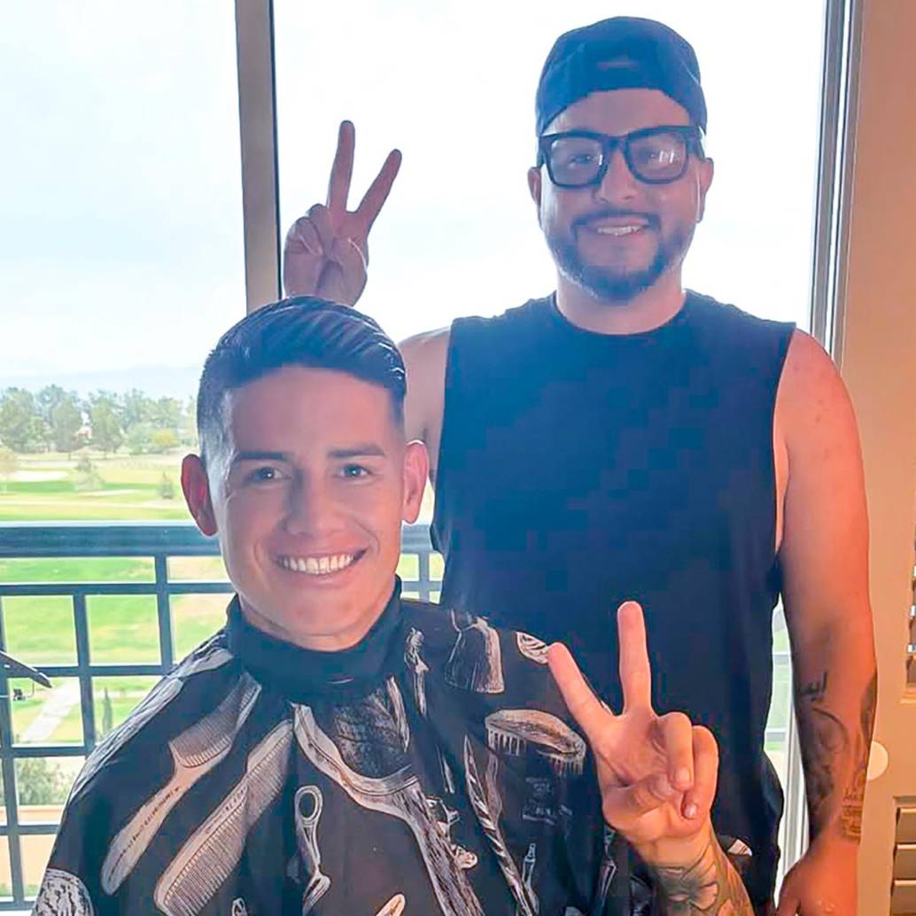 El colombiano James Rodríguez, de 34 años, aceptó que el hombre mexicano le cortara el cabello en un hotel de California. <span class="mln_uppercase_mln">FOTO</span> <b><span class="mln_uppercase_mln">cortesía</span></b>