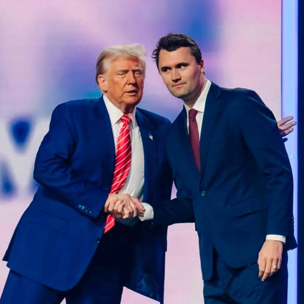 Este fue el momento en el que Charlie Kirk recibió el disparo que acabó con su vida. FOTO: Tomada de Instagram @charliekirk1776