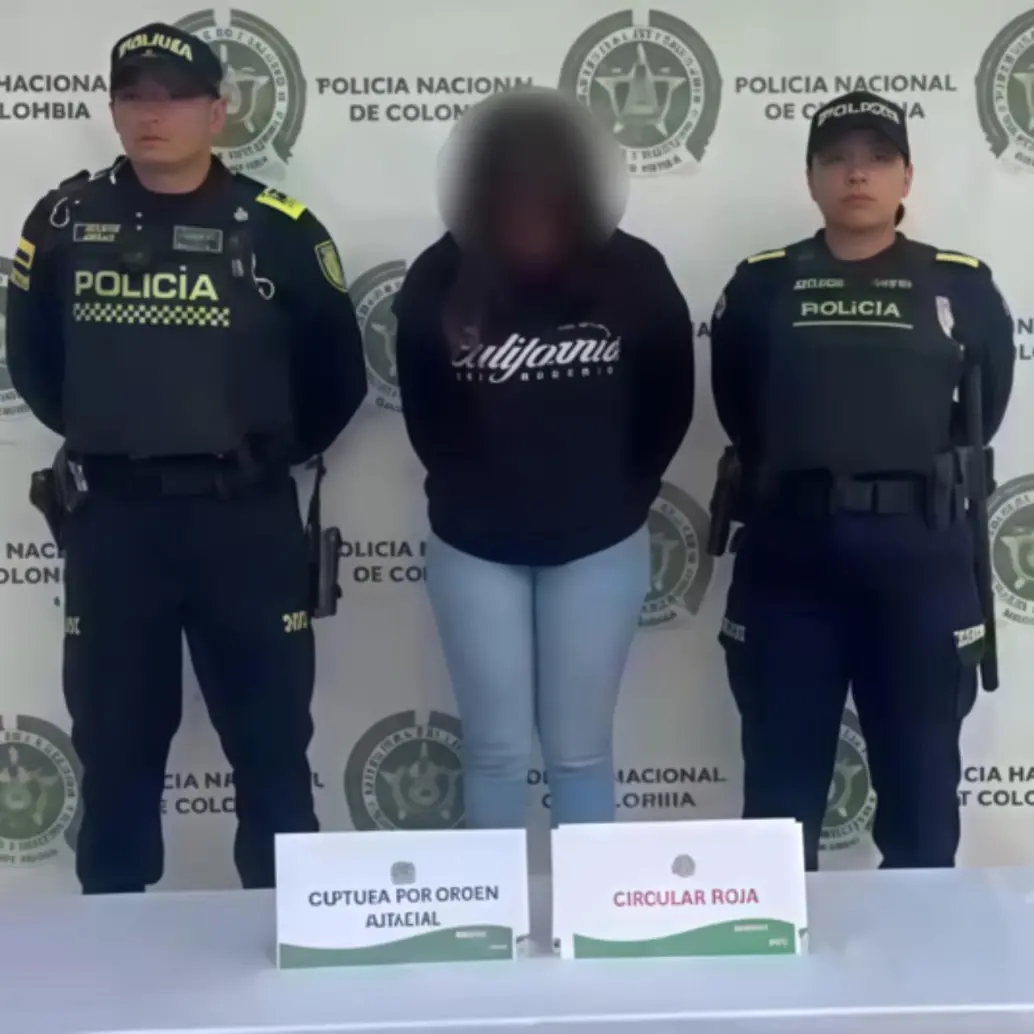 Las investigaciones señalan que la detenida establecía contacto con sus víctimas a través de plataformas digitales, en las cuales cuadraba las citas para robarles. FOTO: Policía Metropolitana de Bogotá