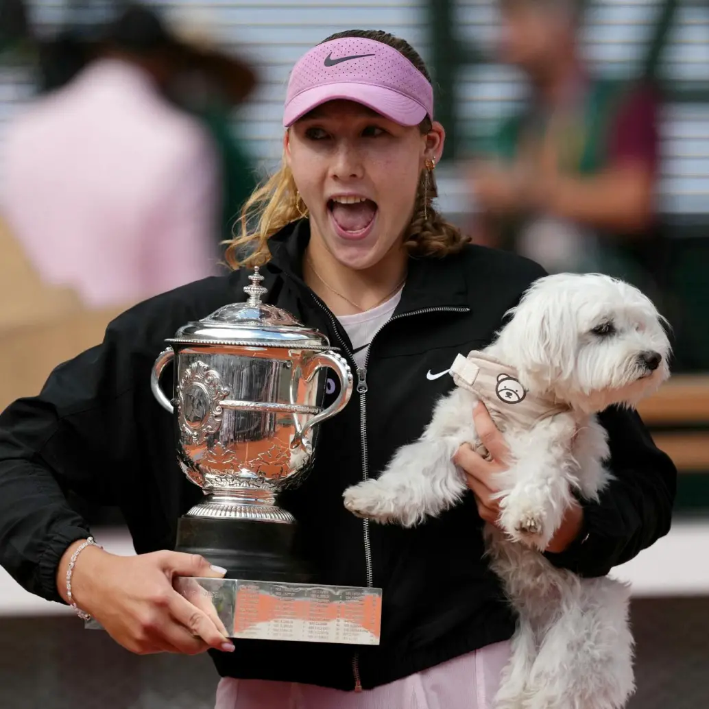 En apenas 1 hora y 22 minutos, la octava del mundo desactivó la resistencia de Maja Chwalinska para levantar su primera Copa de los Mosqueteros y emular las hazañas de las leyendas adolescentes. FOTO: AFP