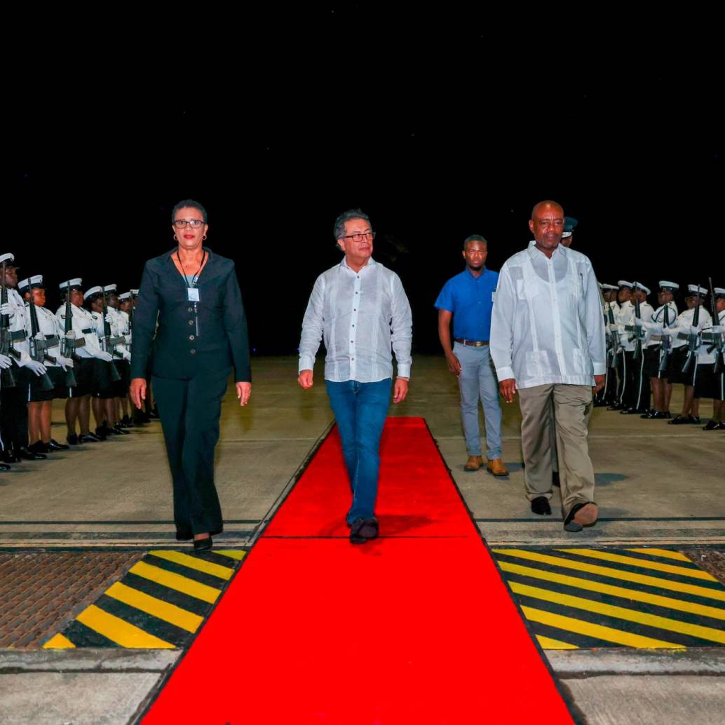 El presidente de Colombia, Gustavo Petro, duante su llegada a San Vicente y Las Granadinas. Foto Cortesía Presidencia