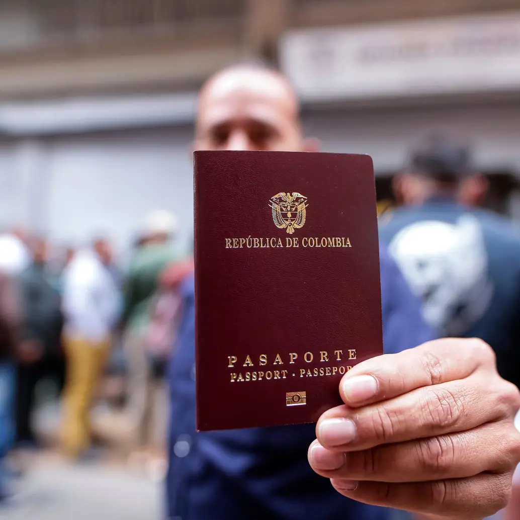 En Bogotá se incrementaron las filas de los usuarios que necesitan el pasaporte, en medio de la incertidumbre por las medidas que está tomando el Gobierno. FOTO: COLPRENSA.