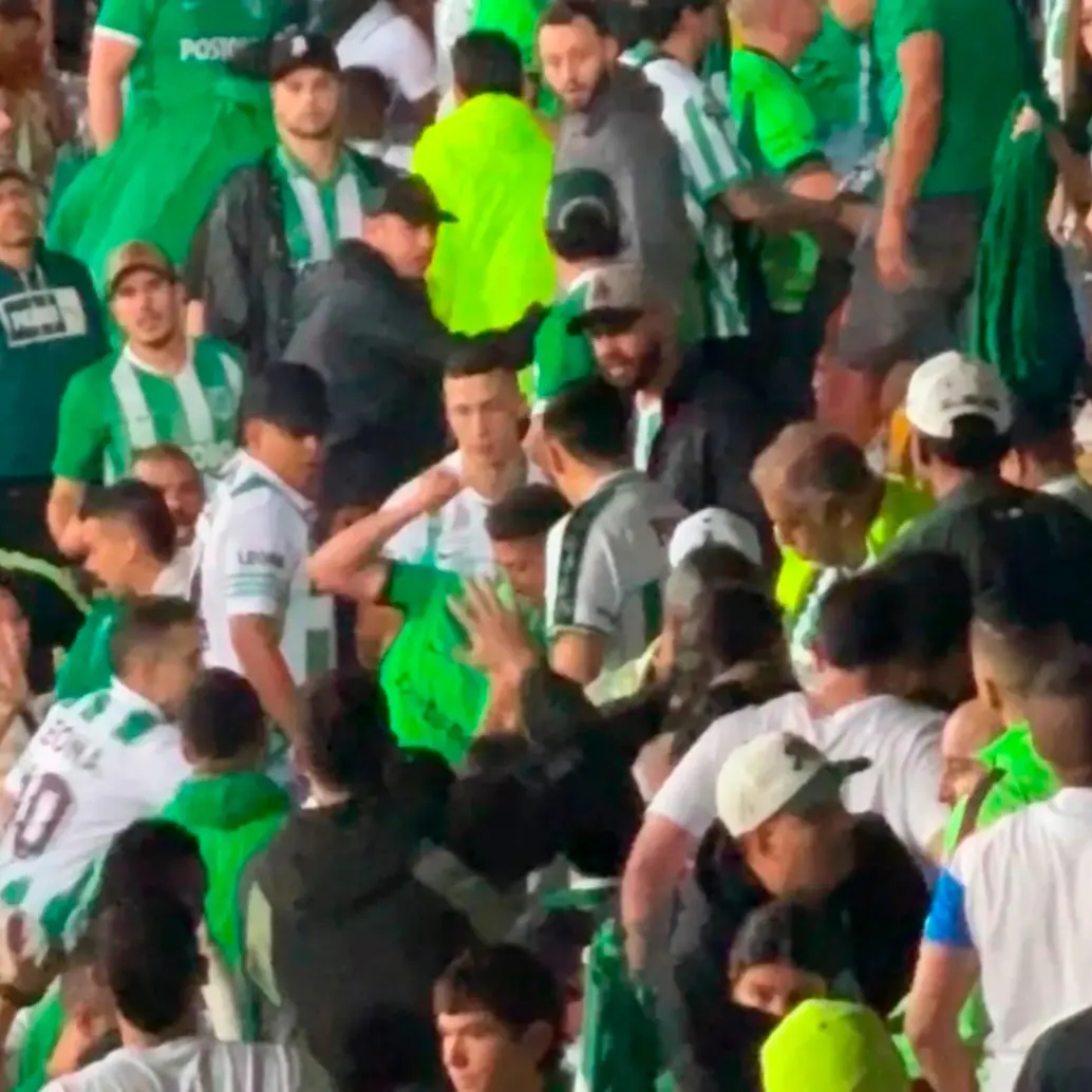 Aficionados del cuadro verde tuvieron algunos encontrones en las tribunas después del final del partido. Foto: captura de pantalla
