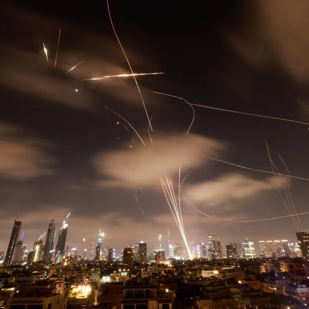 Imagen que muestra la entrada y salida de misiles en Tel Aviv, Israel, tras recibir los ataques de respuesta por parte de Irán, durante una noche en los últimos cinco días de guerra. FOTO: AFP