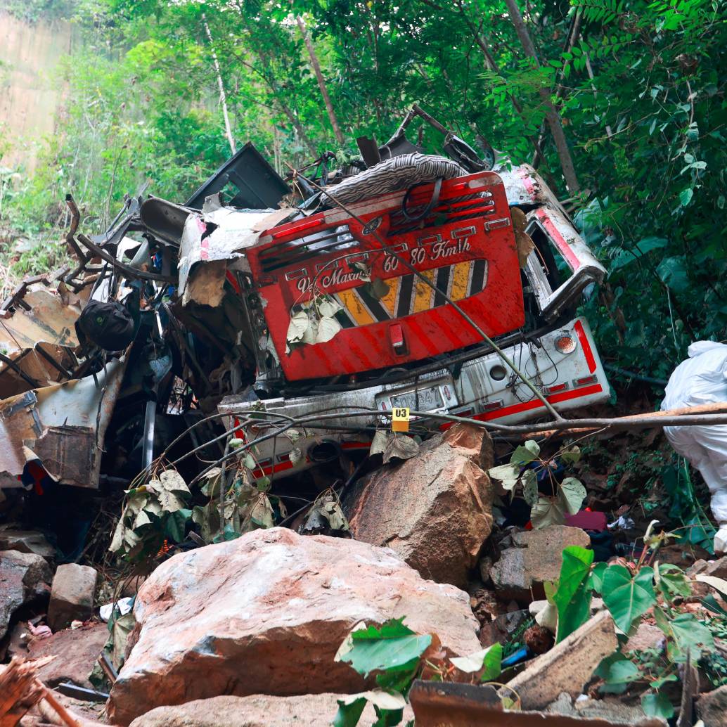 Así quedó el bus tras el accidente que ocurrió el pasado 14 de diciembre en el punto de referencia (PR) 12 de la vía entre Remedios y Zaragoza. Autoridades investigan si las fallas mecánicas ocasionaron la tragedia. FOTO: Manuel Saldarriaga