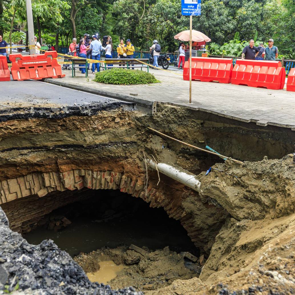 Así quedó el hueco producido por una socavación en la Avenida de El Poblado. Foto: Andrés Camilo Suárez Echeverry