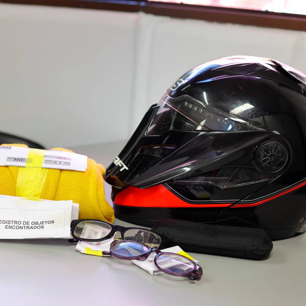 Estos fueron algunos de los objetos encontrados durante el año pasado en el sistema metro. Algunos ya fueron devueltos a sus usuarios y otros a la espera de ser reclamados. FOTO: CORTESÍA METRO DE MEDELLÍN