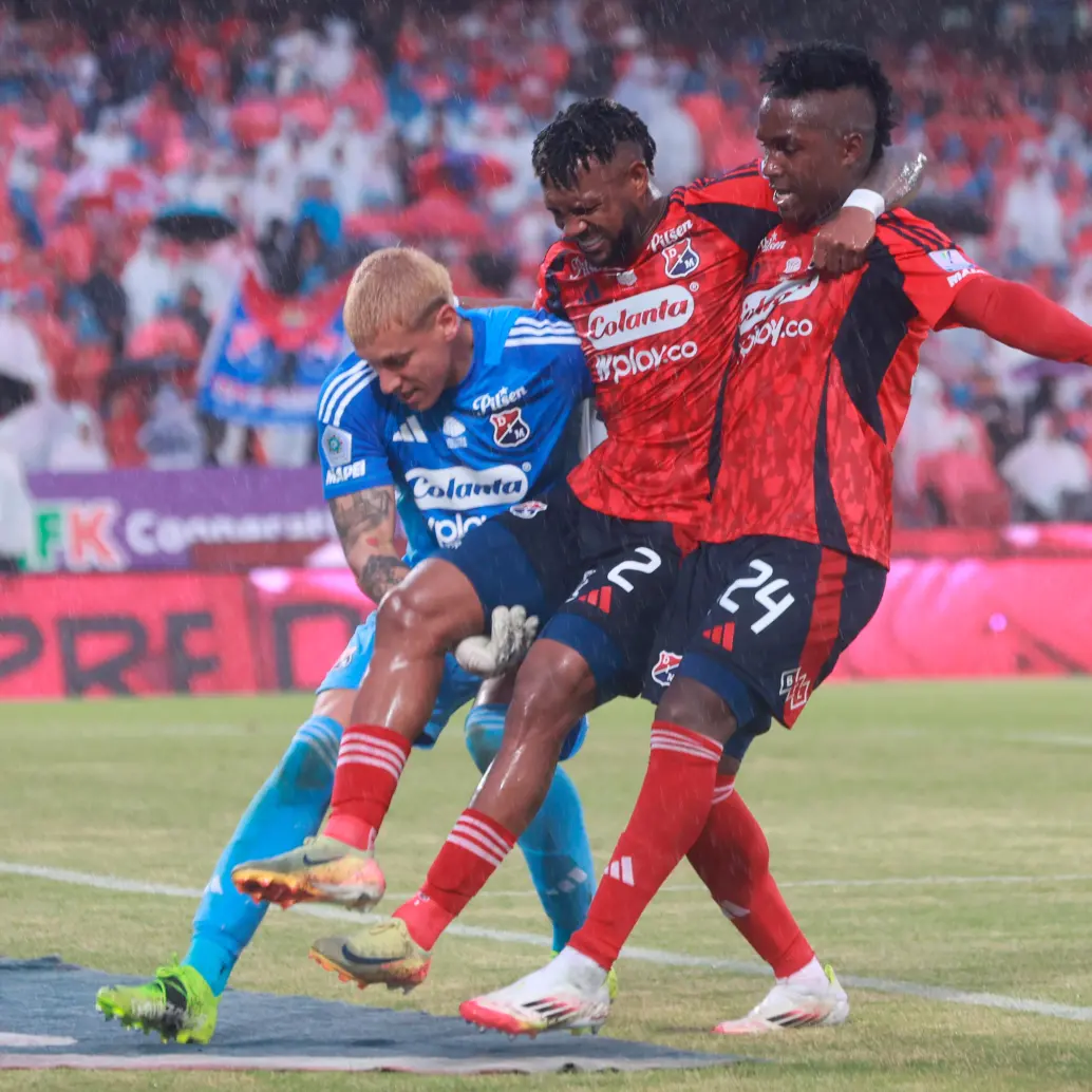 Leyser Chaverra (centro) es ayudado por sus compañeros para salir de la cancha. Sucedió en el clásico ante Nacional. FOTO MANUEL SALDARRIAGA
