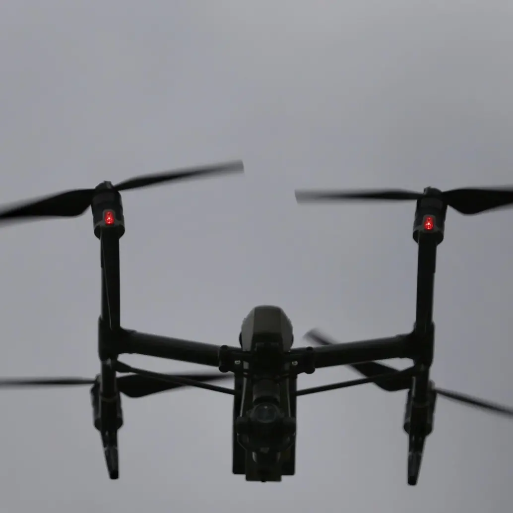 La Policía Nacional cuenta con 146 drones en el país para combatir el narcotráfico, ubicar y supervisar la erradicación de cultivos ilícitos, intervenir focos delictivos, atacar y desarticular organizaciones criminales y sus cabecillas y apoyar operaciones humanitarias. Foto: Colprensa-Sergio Acero