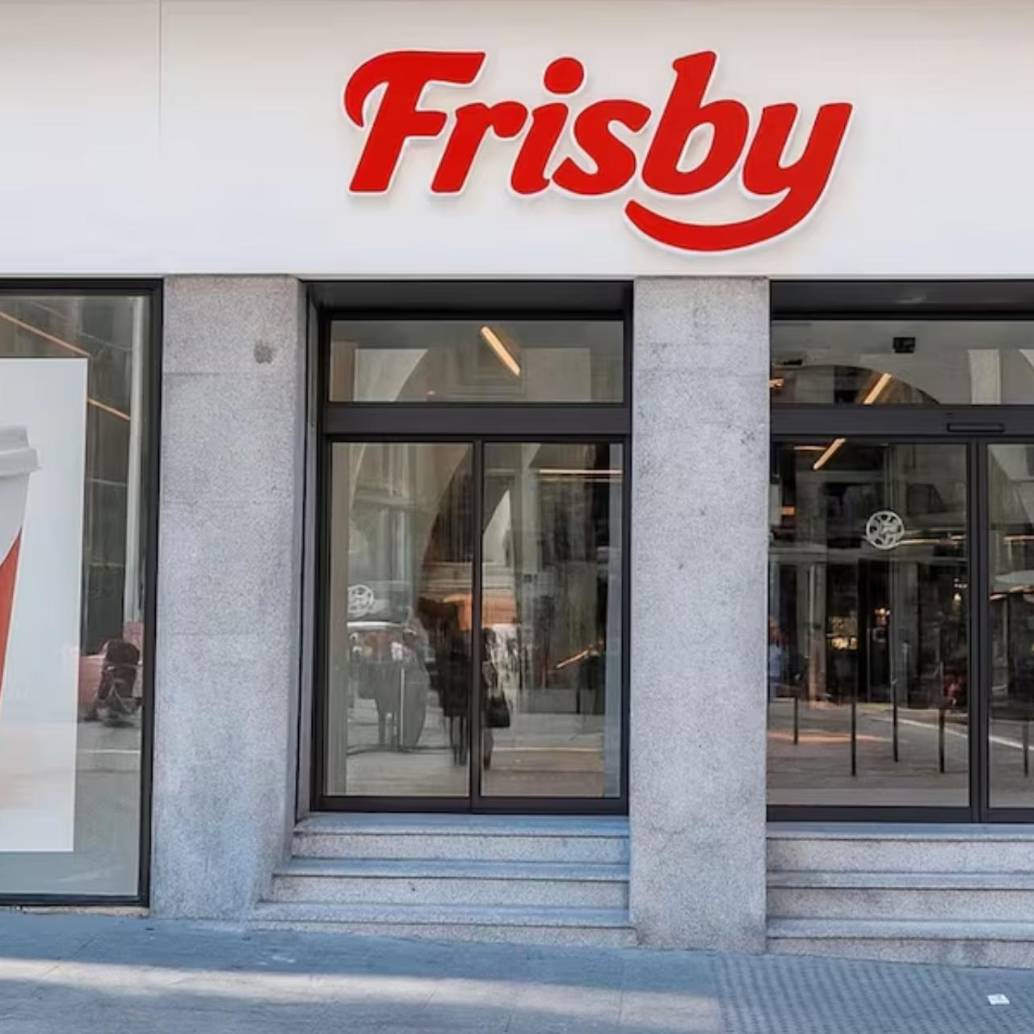 La compañía Frisby España confirmó que la apertura de su tienda insignia en el centro de Madrid ya no se realizará el 1 de julio de 2026, sino que se traslada oficialmente al 15 de agosto de 2026. FOTO: Frisby España