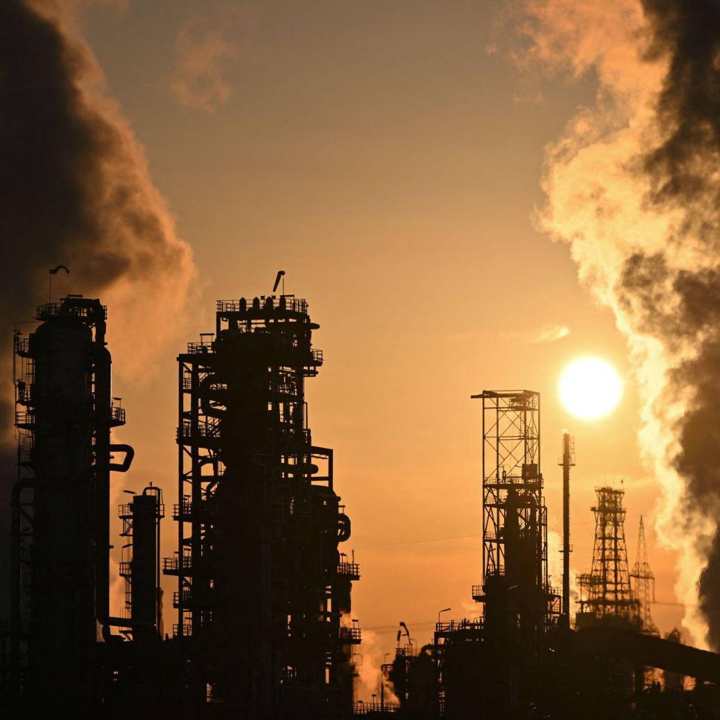 Antes de los ataques de Irán, se había anunciado la liberación de cerca de 400 millones de barriles de petróleo para evitar que se disparen los precios. Foto: AFP