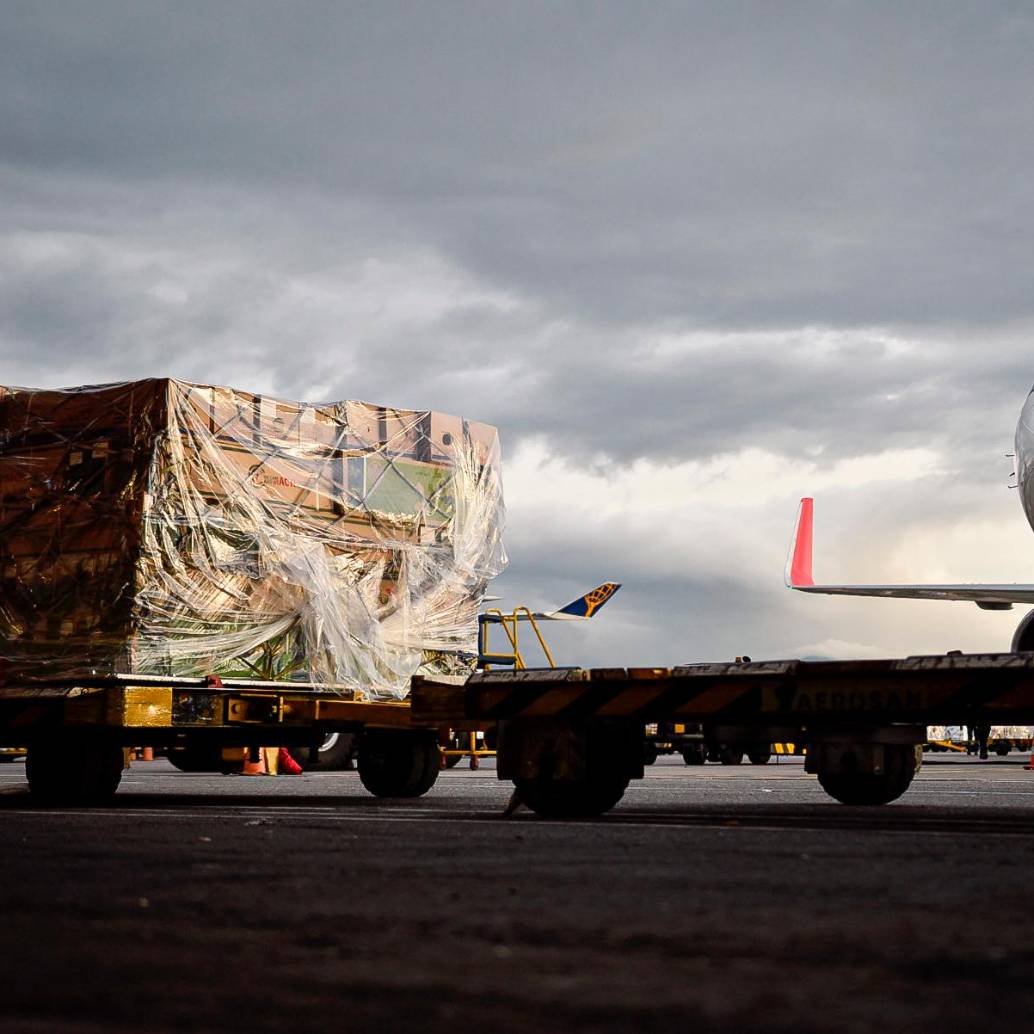 Pasajeros enfrentan retrasos y cancelaciones en El Dorado por la fuerte neblina que ha afectado la operación aérea este 15 de abril. FOTO COLPRENSA. 