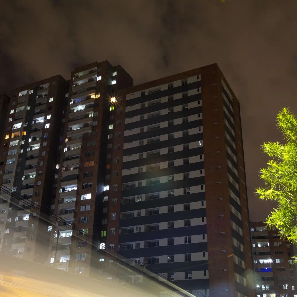 Imagen de referencia de un bloque de apartamentos sin energía. Foto: EL COLOMBIANO