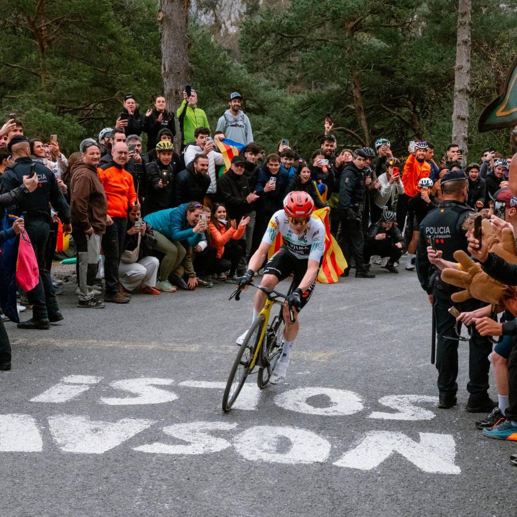 El ciclista danés Jonas Vingegaard se impuso, con autoridad, sobre rivales importantes como Remco Evenepoel en la Vuelta a Cataluña 2026. Foto: tomada del x de @VoltaCatalunya